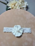 Bentiță botez model floare Rania – Accesoriu elegant pentru micuța ta