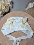 Bonetă botez cu fundițe Rania – Eleganță delicată pentru ceremonii speciale