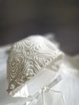Bonetă botez din dantelă Oly – Eleganță și confort pentru evenimente speciale