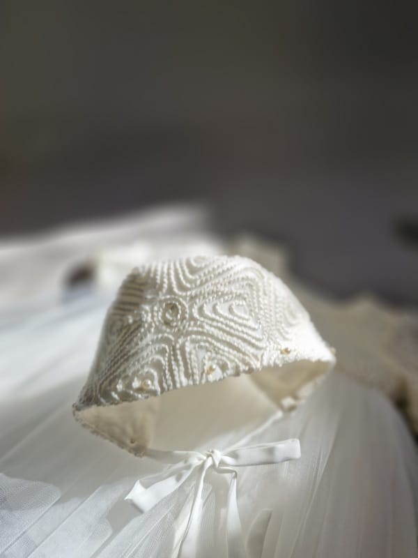 Bonetă botez din dantelă Oly – Eleganță și confort pentru evenimente speciale 2 Bonetă botez din dantelă Oly – Eleganță și confort pentru evenimente speciale 2