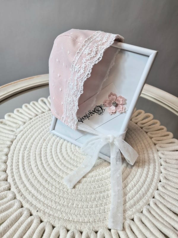 Bonetă botez din tulle cu buline și dantelă Myla Bonetă botez din tulle cu buline și dantelă Myla