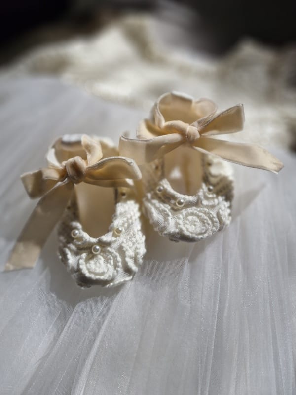 Botoșei botez din dantelă Oly – Eleganță și rafinament pentru ținuta de botez 2 Botoșei botez din dantelă Oly – Eleganță și rafinament pentru ținuta de botez 2