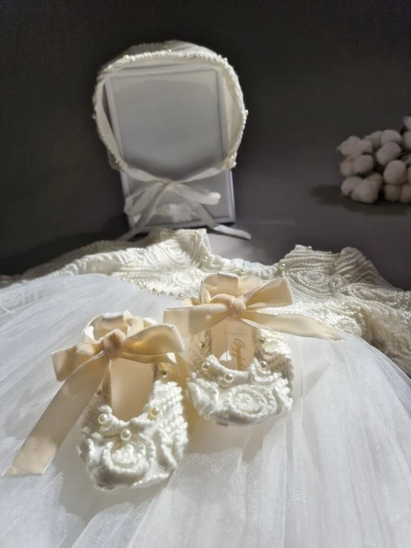 Botoșei botez din dantelă Oly – Eleganță și rafinament pentru ținuta de botez Botoșei botez din dantelă Oly – Eleganță și rafinament pentru ținuta de botez
