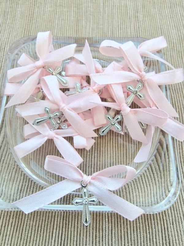 Cruciulițe de botez elegante – simbol al credinței și protecției