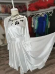 Rochie elegantă din satin Ela – fustă clos, decolteu petrecut, mâneci lungi