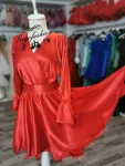 Rochie elegantă din satin Ela – fustă clos, decolteu petrecut, mâneci lungi