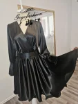 Rochie elegantă din satin Ela – fustă clos, decolteu petrecut, mâneci lungi