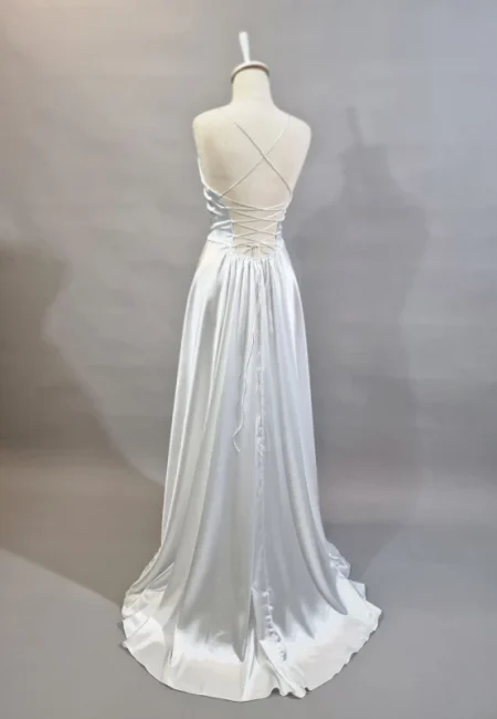 Rochie elegantă din satin cu spate gol, trenă și crăpătură pe picior Mery 2