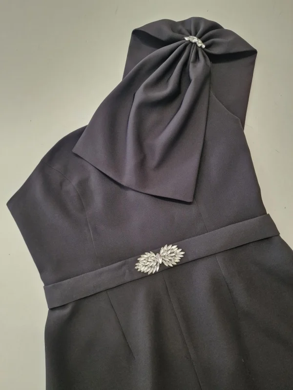 Rochie elegantă scurtă Nalini – Rochie asimetrică cu fundă și cristale 10 Rochie elegantă scurtă Nalini – Rochie asimetrică cu fundă și cristale 10