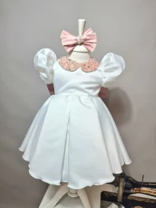 Rochiță botez Ela fetițe – elegantă, personalizată cu perle și fundă detașabilă 2