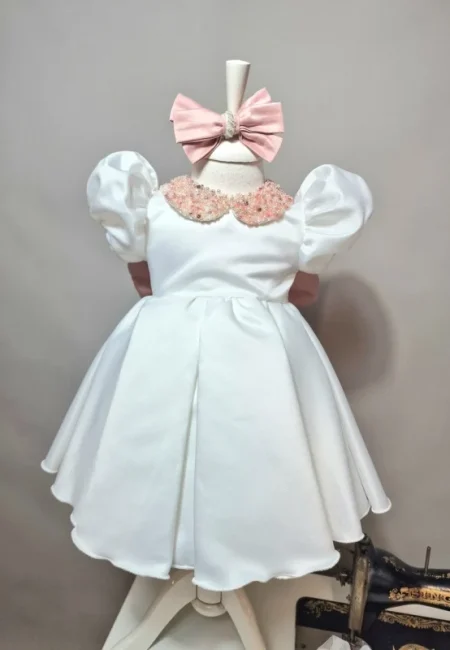 Rochiță botez Ela fetițe – elegantă, personalizată cu perle și fundă detașabilă 2