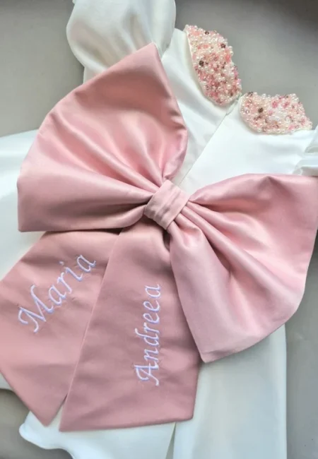 Rochiță botez Ela fetițe – elegantă, personalizată cu perle și fundă detașabilă
