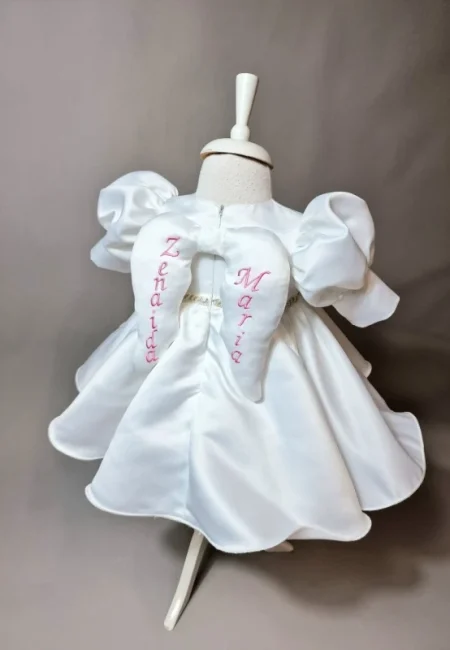 Rochița de botez Angelia – Eleganță și rafinament pentru ziua specială