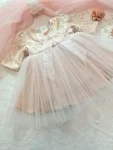 Rochița de botez Aria – Eleganță și rafinament pentru fetița ta