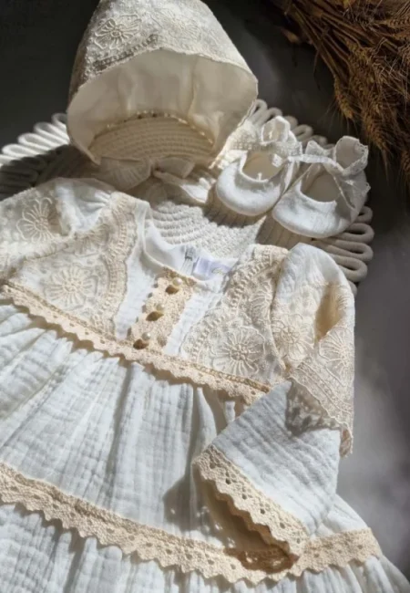 Rochița de botez Coco – Eleganță boemă și confort premium pentru fetițe