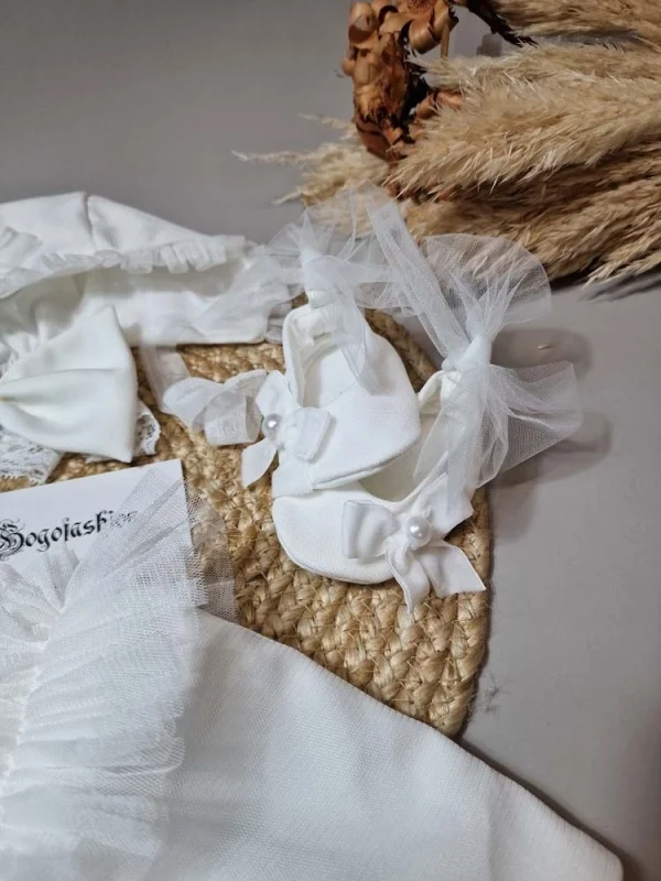 Rochiță de botez Dalia – Eleganță din tulle cu perle și fundițe din catifea 4 Rochiță de botez Dalia – Eleganță din tulle cu perle și fundițe din catifea 4