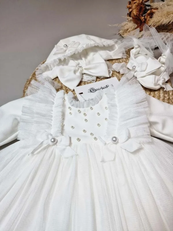 Rochiță de botez Dalia – Eleganță din tulle cu perle și fundițe din catifea Rochiță de botez Dalia – Eleganță din tulle cu perle și fundițe din catifea