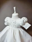Rochiță de botez Rosalia – Eleganță romantică și confort premium