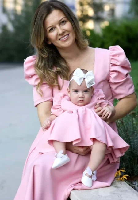 Set rochii mamă fiică Aida cu mâneci bufante și perle 2