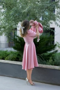 Set rochii mamă fiică Aida cu mâneci bufante și perle 3