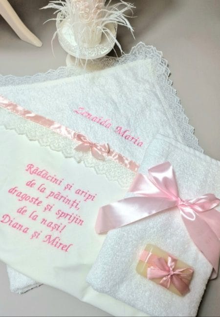Trusou botez personalizat roz – 7 piese elegante pentru fete