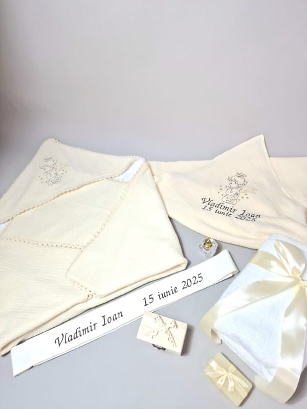 Trusou de botez din muselină 7 piese model Îngeraș 3 Trusou de botez din muselină 7 piese model Îngeraș 3