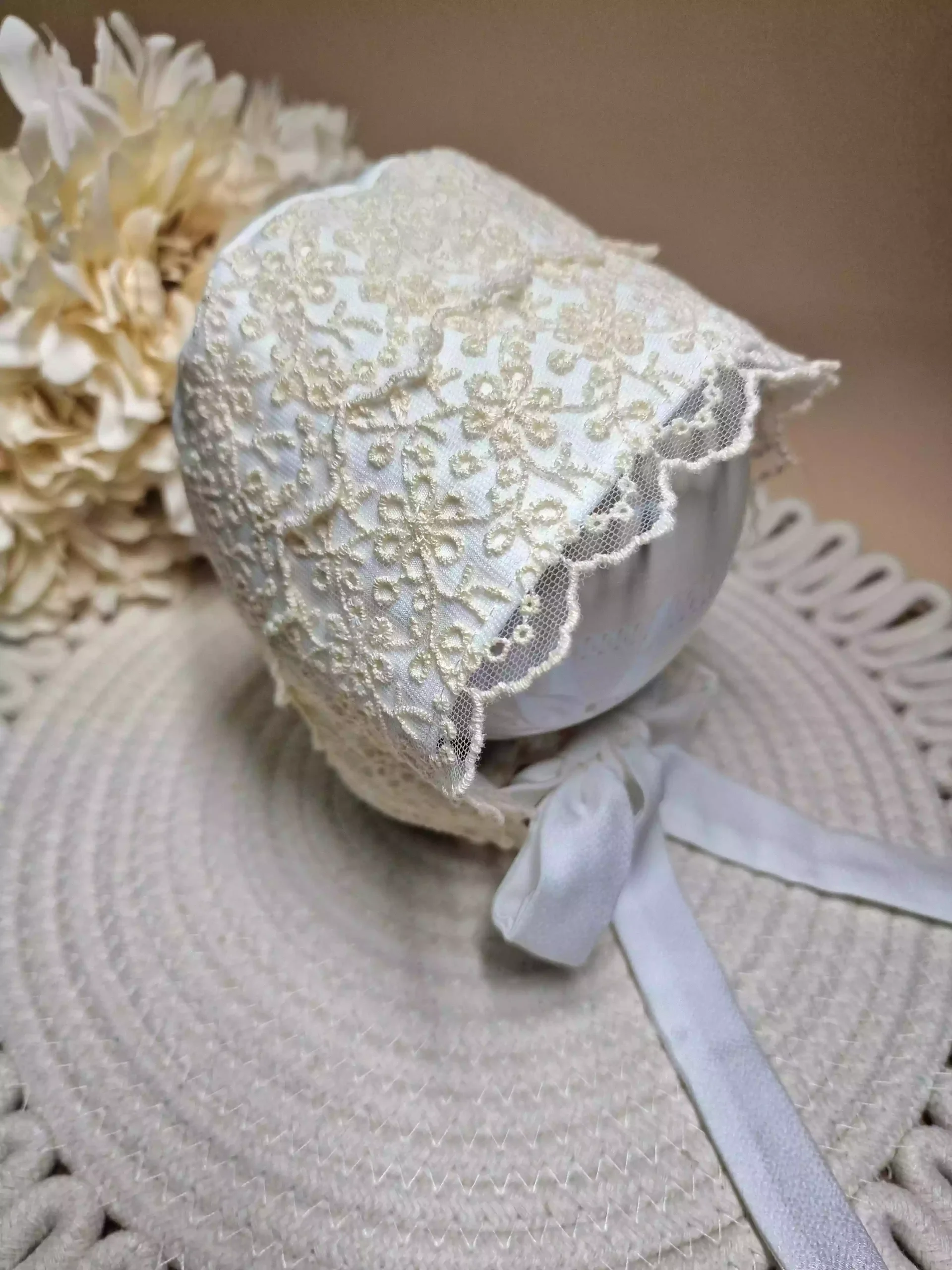 Bonetă botez din dantelă Anne – Eleganță delicată pentru fetițe