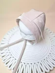 Bonetă Botez Mateo – Confort și Design Adorabil pentru Bebelusi